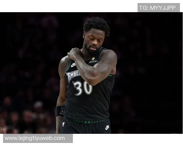 兰德尔上半场表现稳定11投6中贡献14分4篮板1助攻1抢断