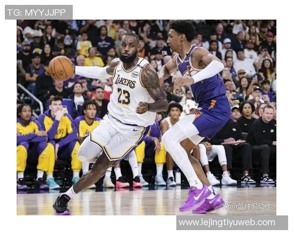 布克手感低迷却助攻频频半场仅得6分4失误展现团队配合