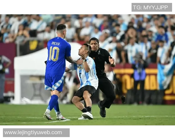 梅西印度行引发球迷骚乱两人因破坏公物被警方逮捕