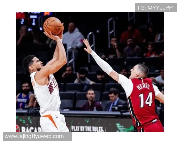 布克半场表现平平18分钟仅得10分3篮板6助攻正负值惨淡11