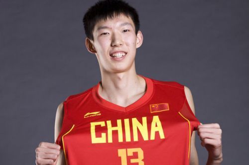 周琦在NBA常规赛中表现抢眼，获得全明星票选入围